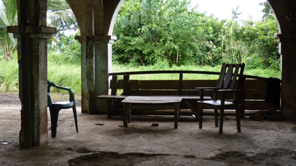 Mesa y asientos en la naturaleza